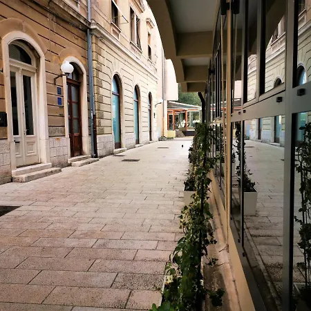 Divinity's Reach - Old Town Center Guest house